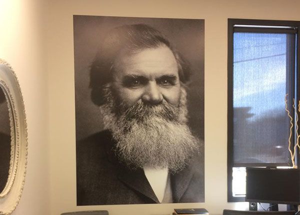 Une photo en noir et blanc d'un homme avec une barbe