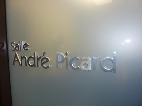 Un panneau sur lequel est écrit salle andré picard
