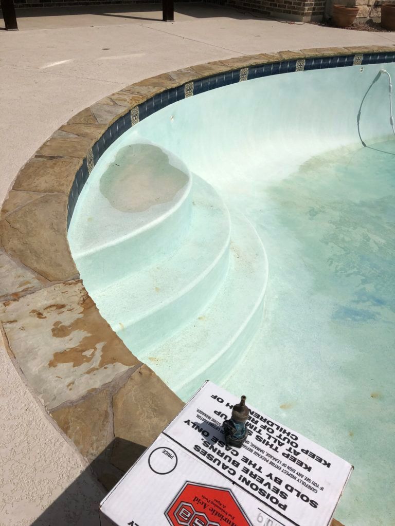 A swimming pool with stairs and a sign that says ' no diving ' on it