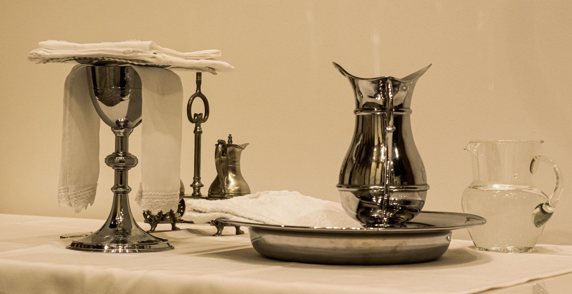 Picture of a chalice and patten on an altar.