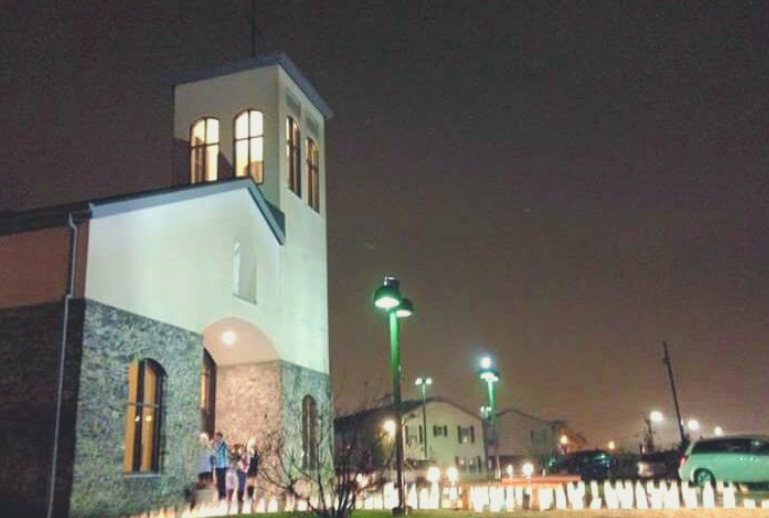 Picture of OLOF church with luminary bags.