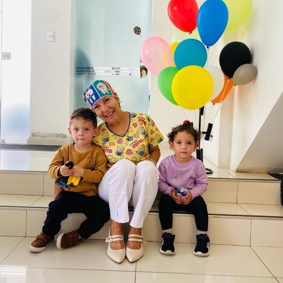 Doctora con pacientes de Odontopediatría