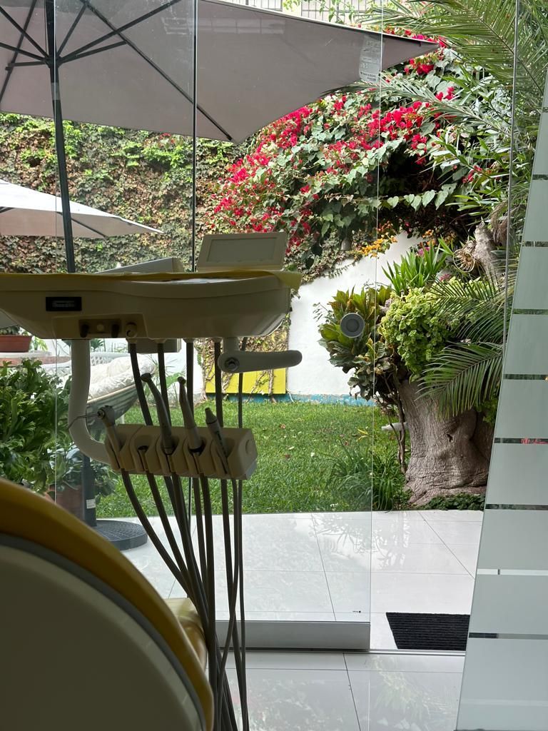 Una silla dental con un montón de cables colgando de ella.