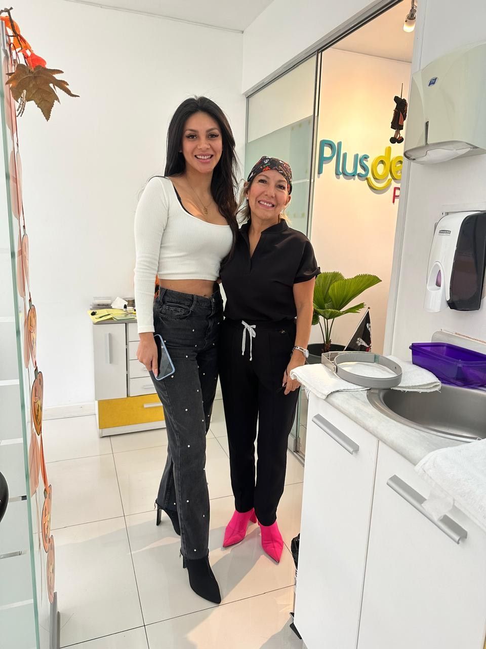 Dos mujeres están paradas una al lado de la otra en una habitación.