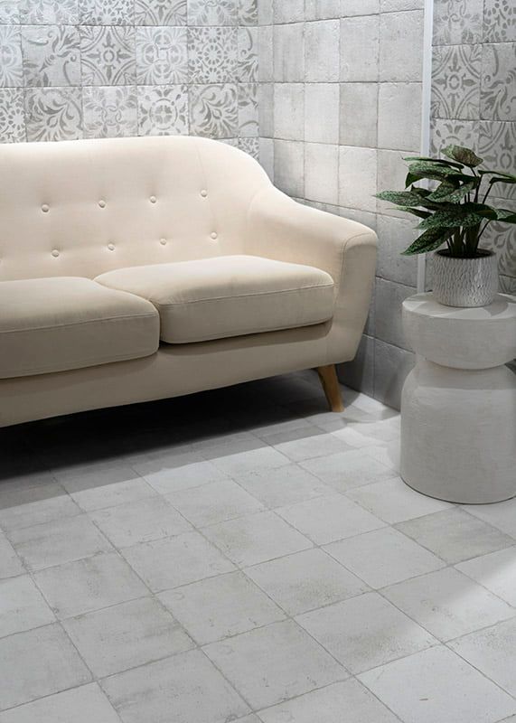 Un divano bianco è posizionato nel soggiorno accanto a una pianta.