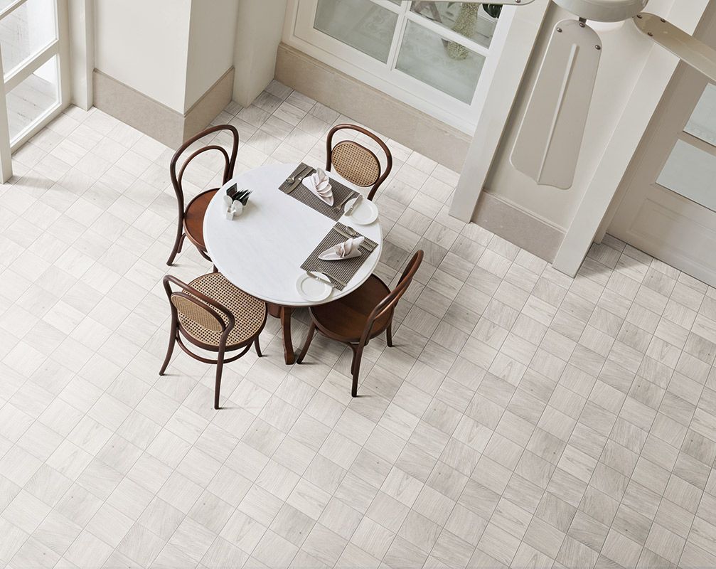 Una vista aerea di una sala da pranzo con un tavolo rotondo e sedie.