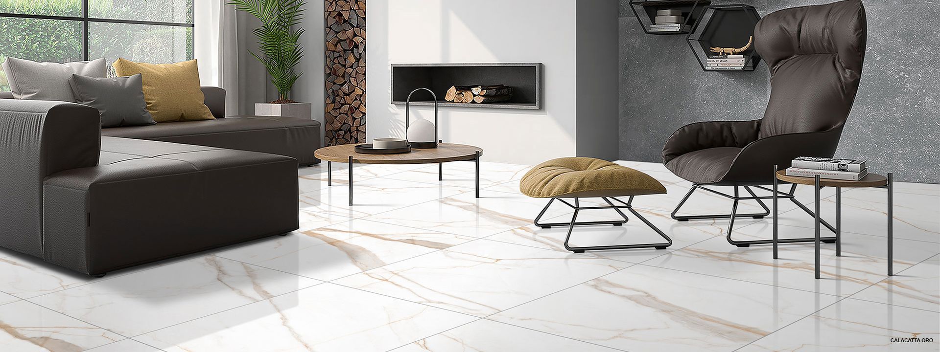 Un soggiorno con divano, sedia, tavolo e camino.