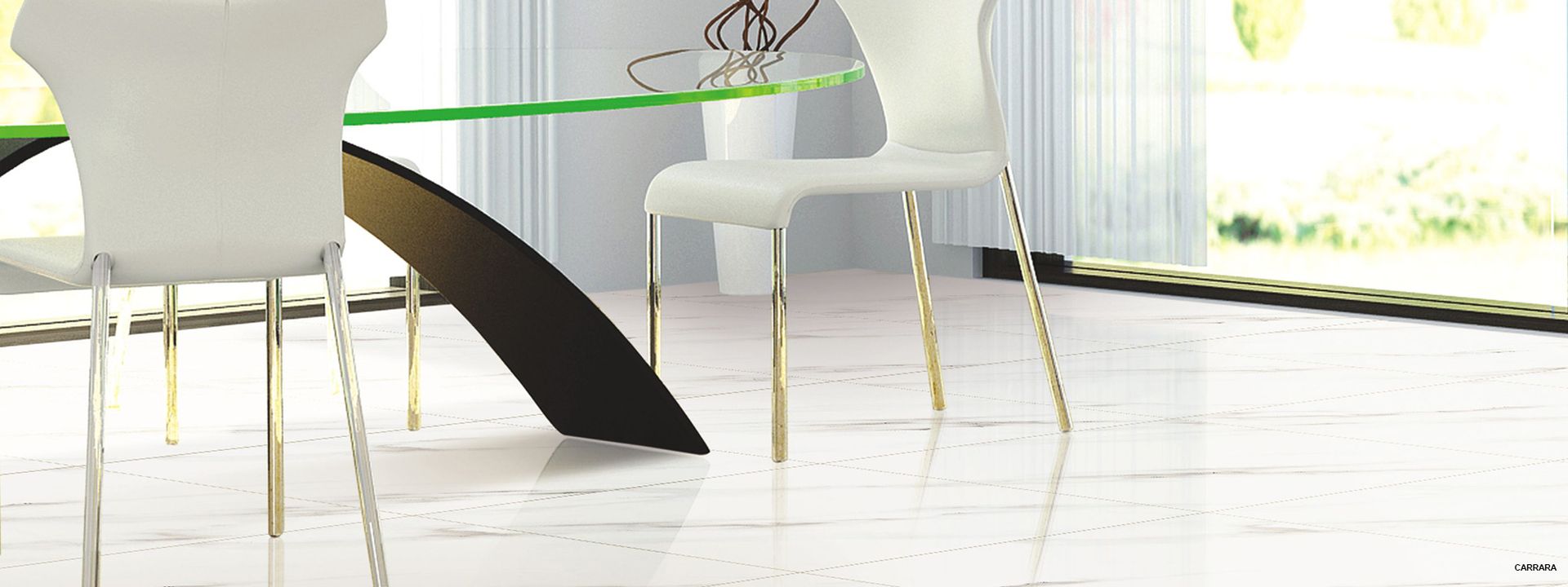 Una sala da pranzo con un tavolo di vetro e sedie bianche