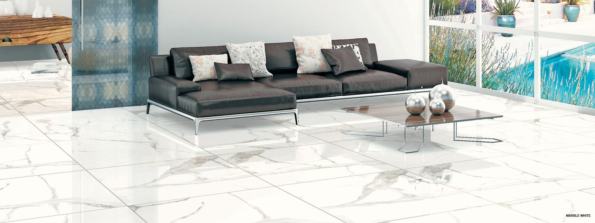 Un soggiorno con un divano e un tavolino da caffè.