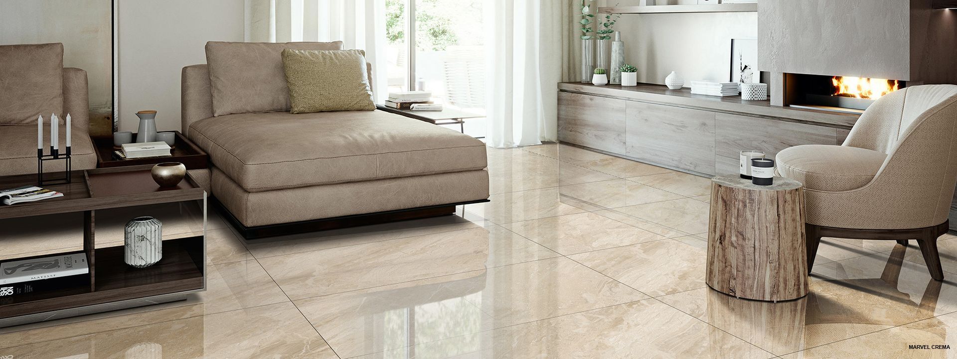 Un soggiorno con divano, poltrona, tavolino e camino.