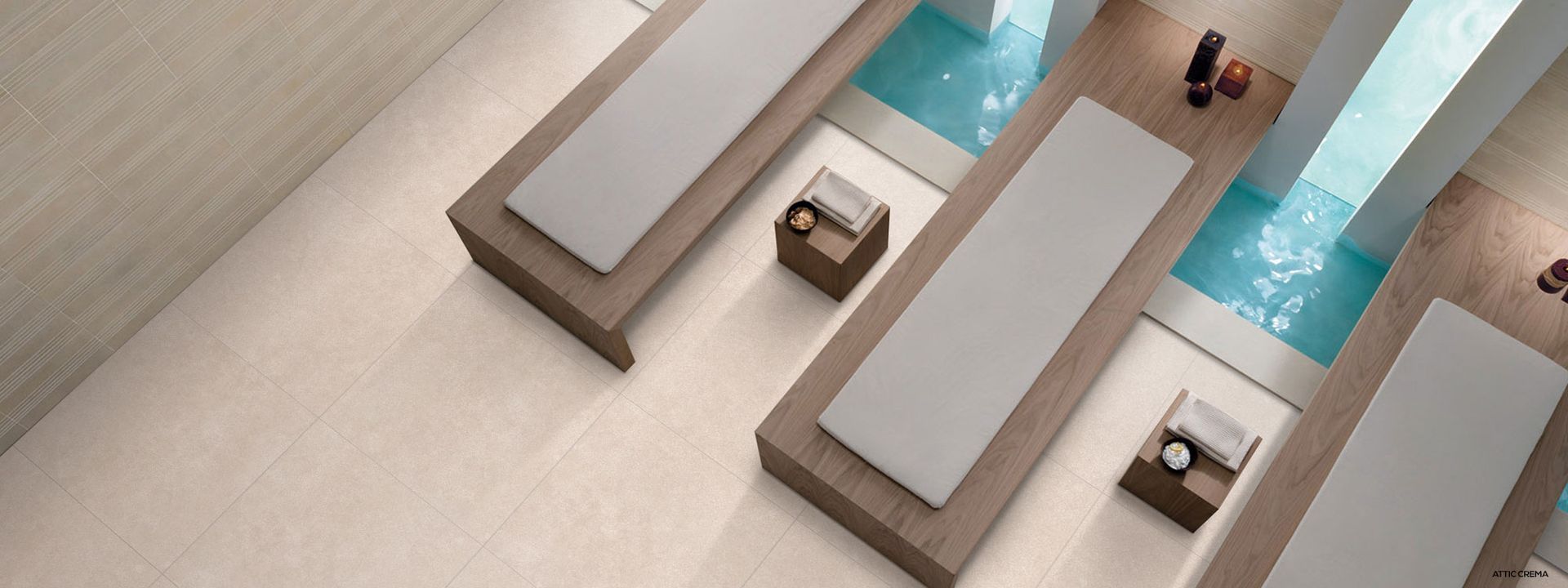 Una fila di sedie a sdraio in una stanza accanto a una piscina.