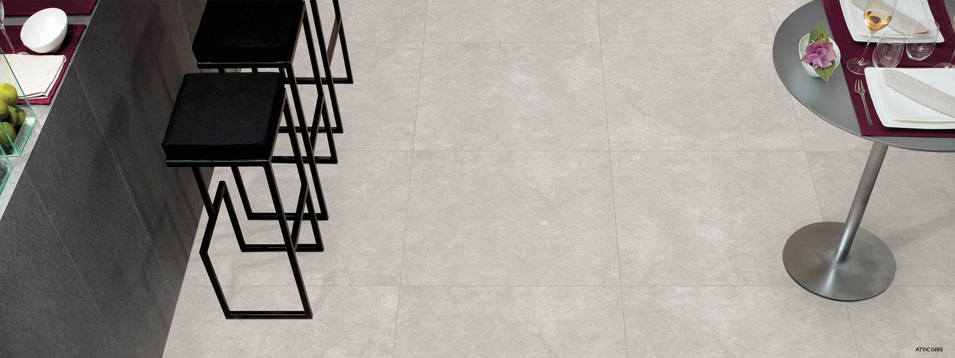 Una sala da pranzo con tavolo, sedie e pavimento in piastrelle bianche.