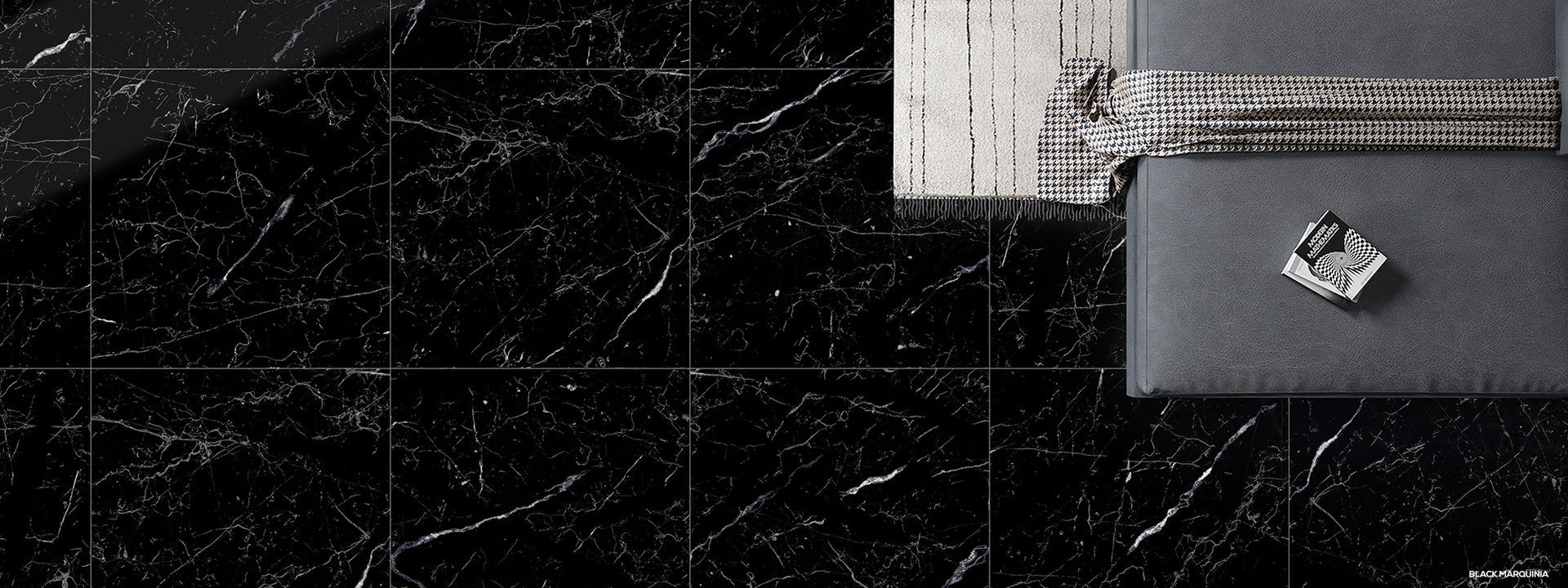 Una foto in bianco e nero di un pavimento in marmo nero.