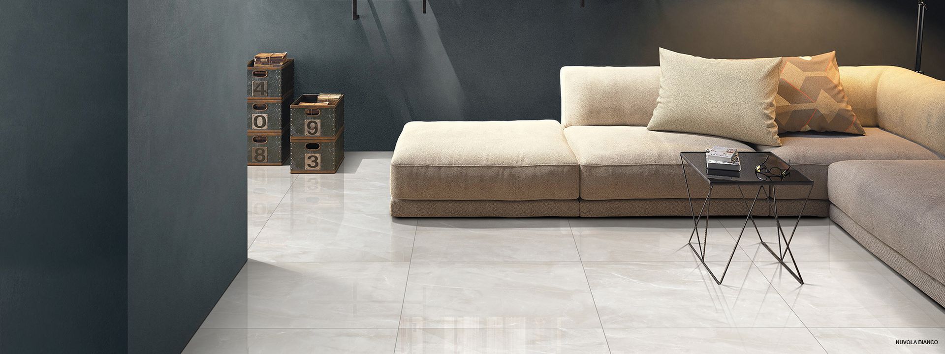 Un soggiorno con un divano e un tavolo.