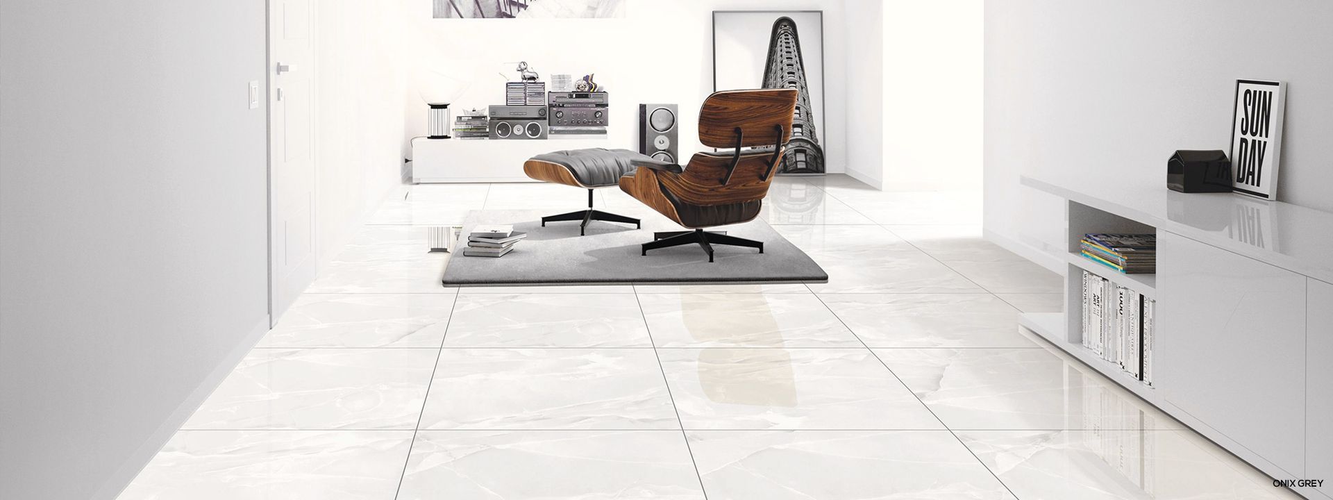 Un soggiorno con una sedia e un tappeto sul pavimento.