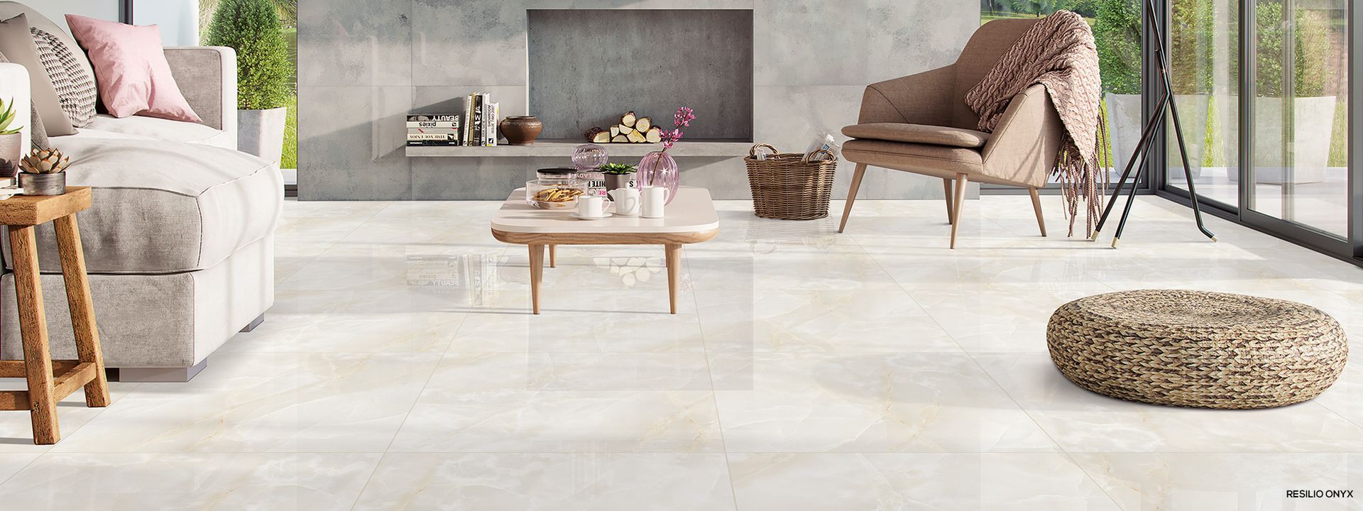 Un soggiorno con divano, poltrona, tavolino e camino.