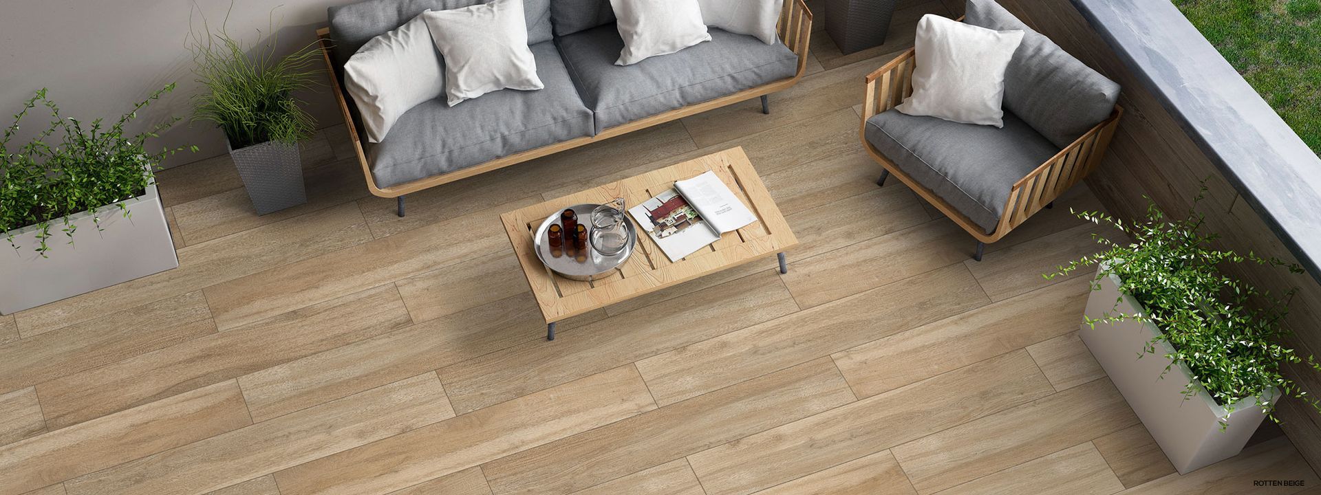 Una vista aerea di un patio con un divano, sedie e un tavolino da caffè.