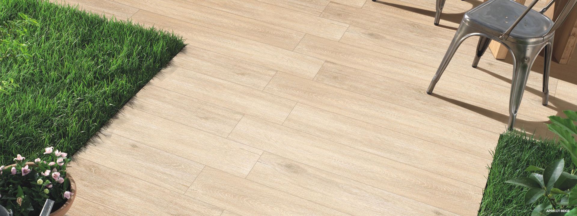 Una passerella in legno che conduce a un patio con sedie e un tavolo.