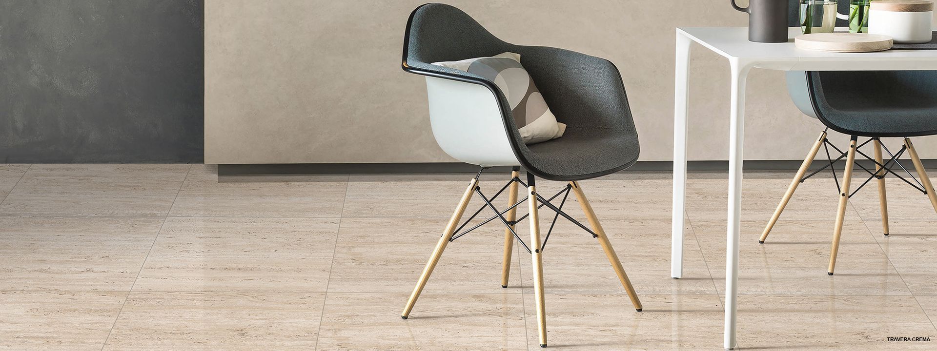 Una sala da pranzo con un tavolo e sedie sul pavimento.