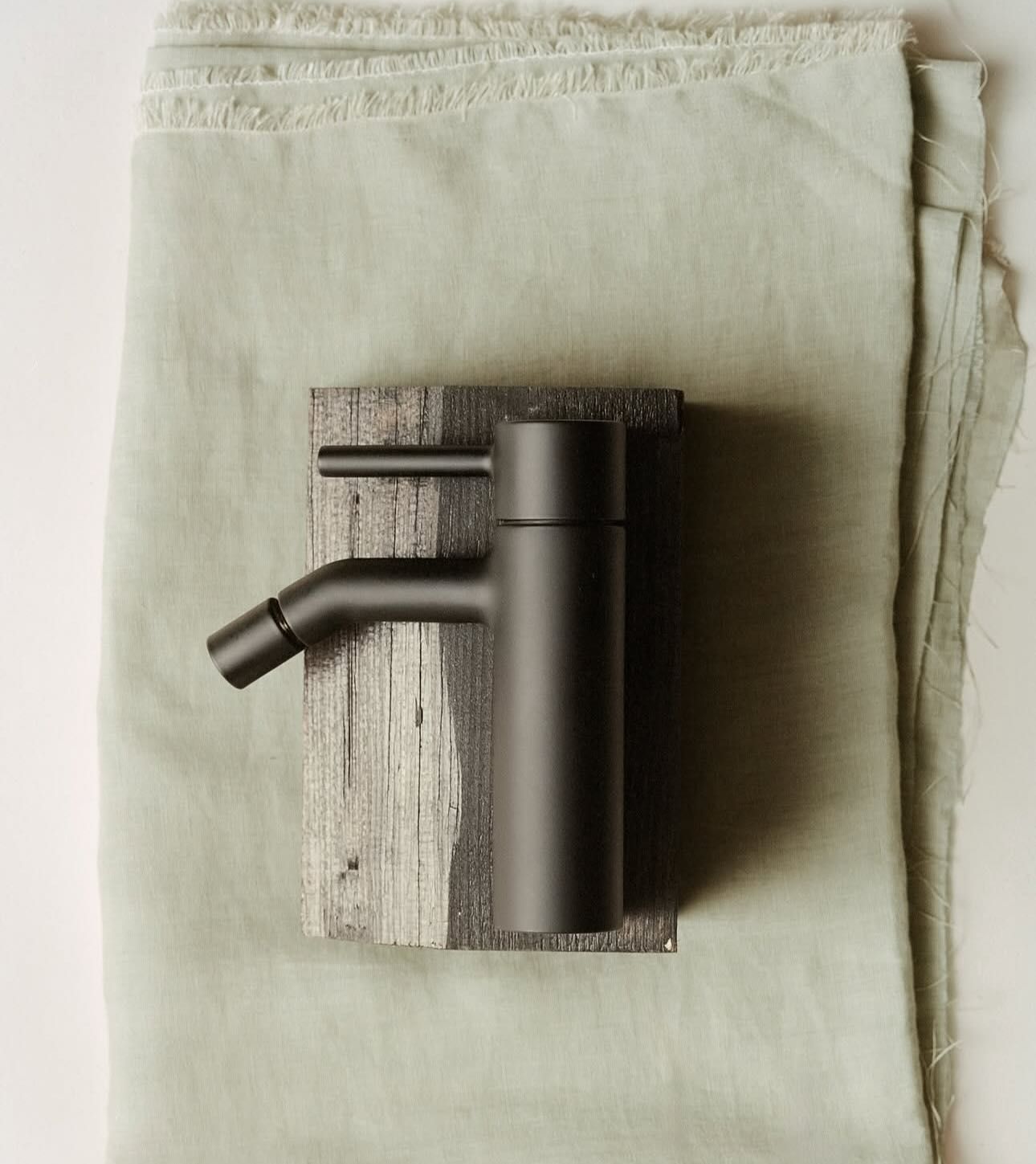 Rubinetto nero su un blocco di legno