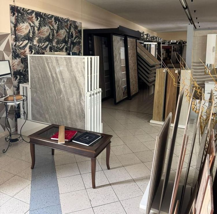 Showroom con campioni di piastrelle. Vari colori e fantasie esposti, spazio interno.