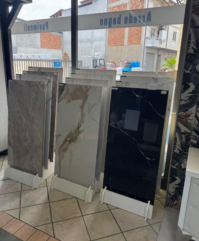 Esposizione di varie piastrelle in ceramica di grandi dimensioni in uno showroom