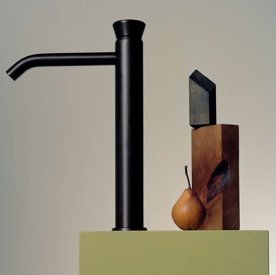 Rubinetto nero accanto a un blocco di legno