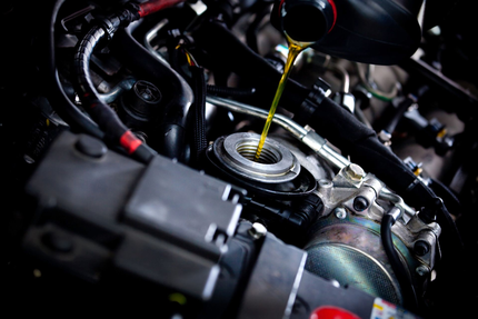 Dettaglio del vano motore con l'olio versato nel bocchettone di riempimento.