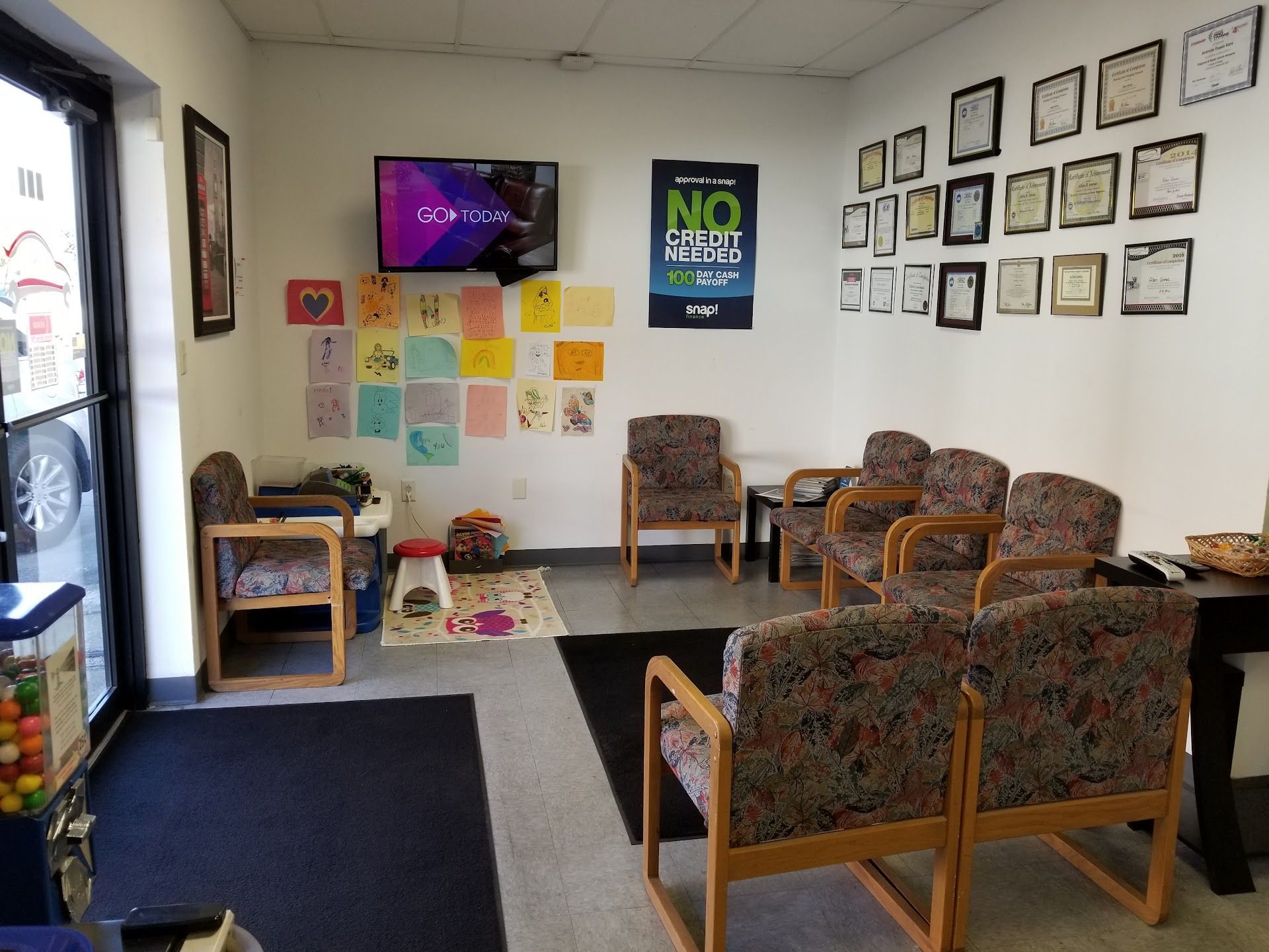 Auto Repair Shop Waiting Area With Chairs And Television | Motorworks of Florida