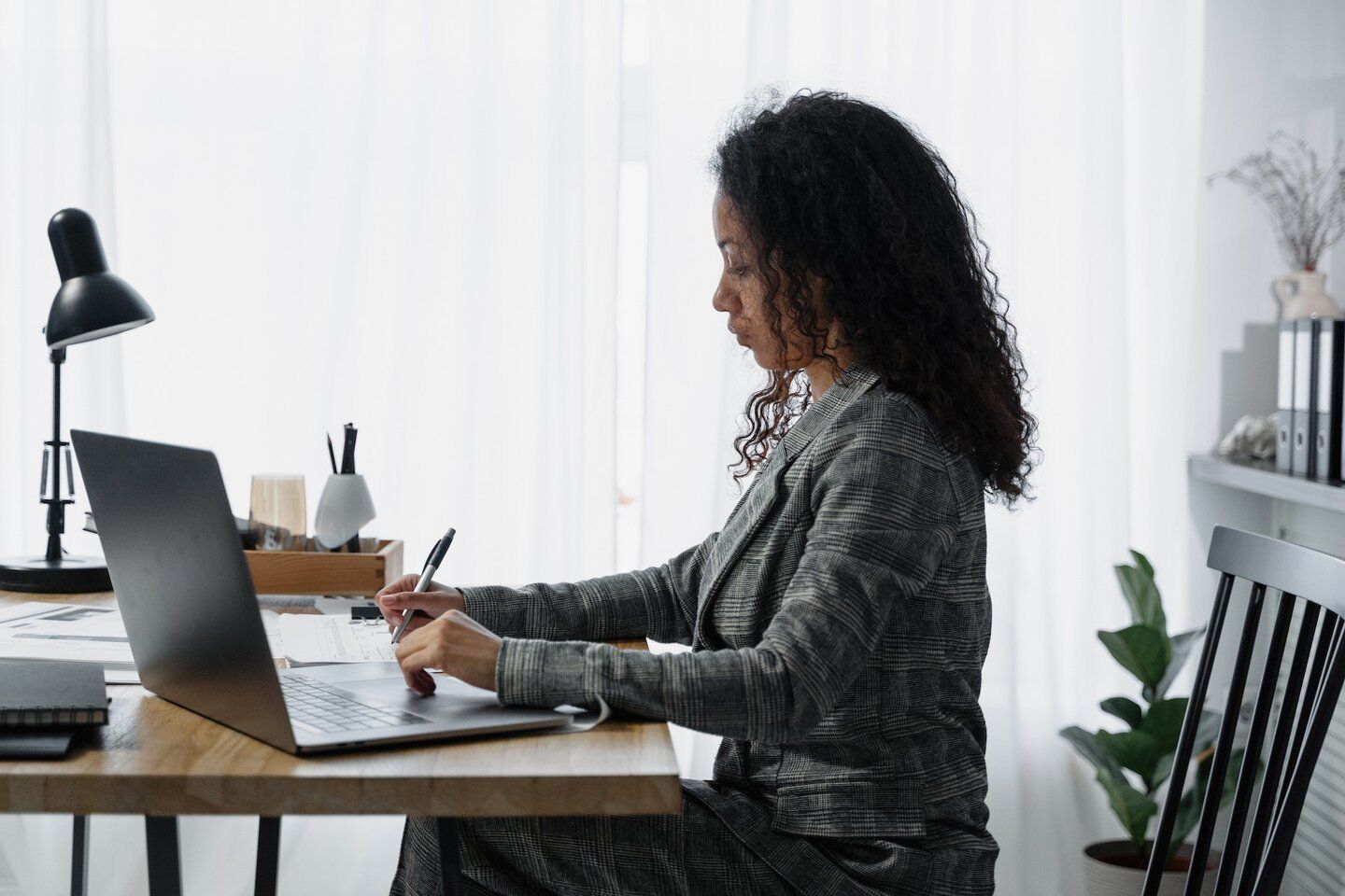 Vrouw achter computer aan het werken