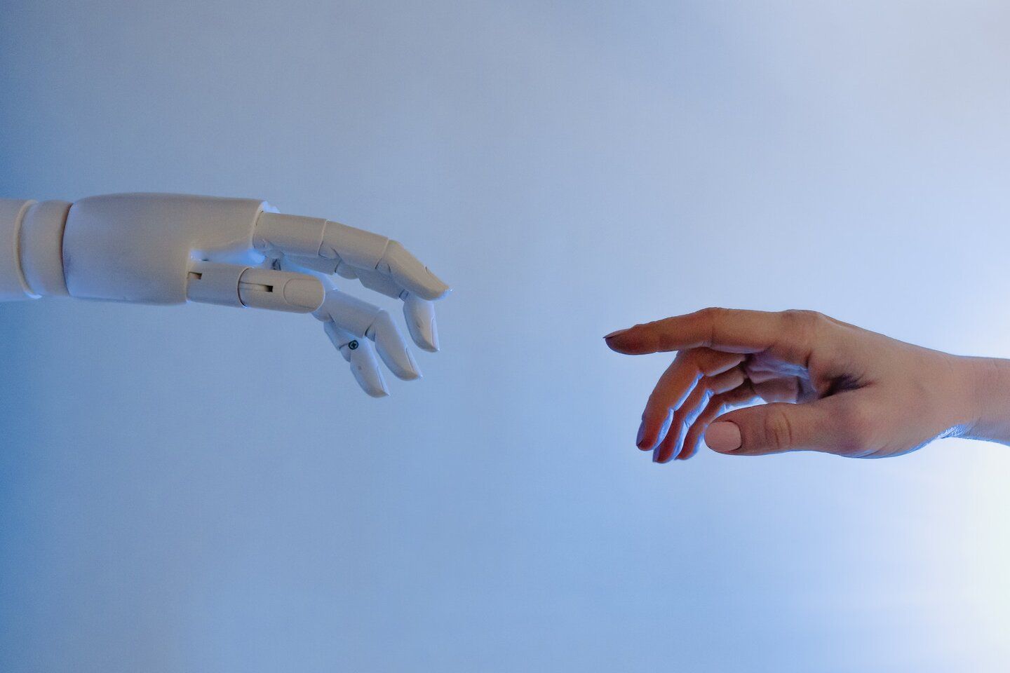 Robot hand en mensen hand