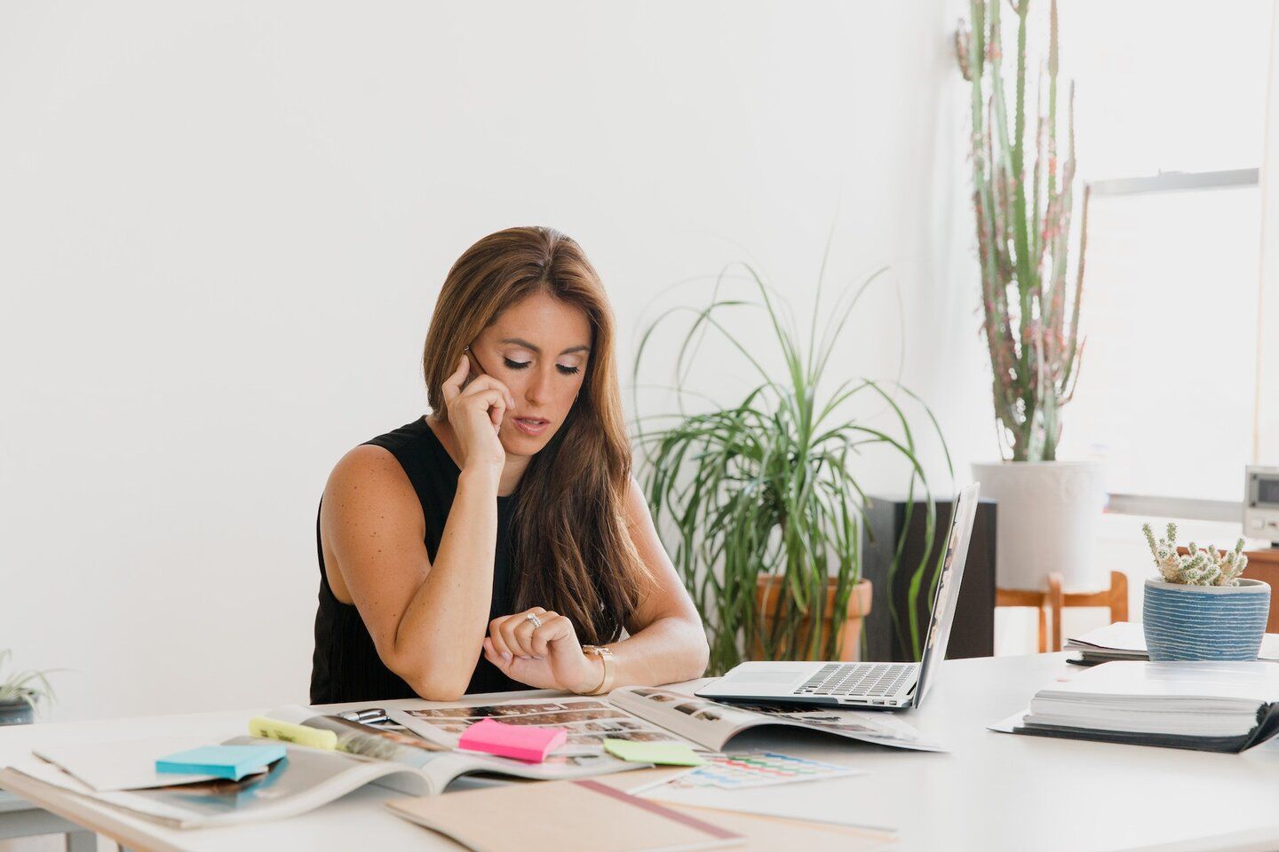 Vrouw aan de telefoon achter een bureau