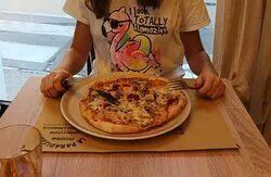 Donna con pizza