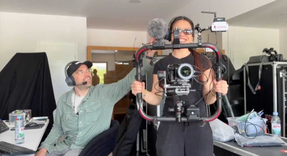 Professionalität im Feld: Zwei Teammitglieder koordinieren Kamera- und Tontechnik an einem hochmobilen Gimbal-Setup.