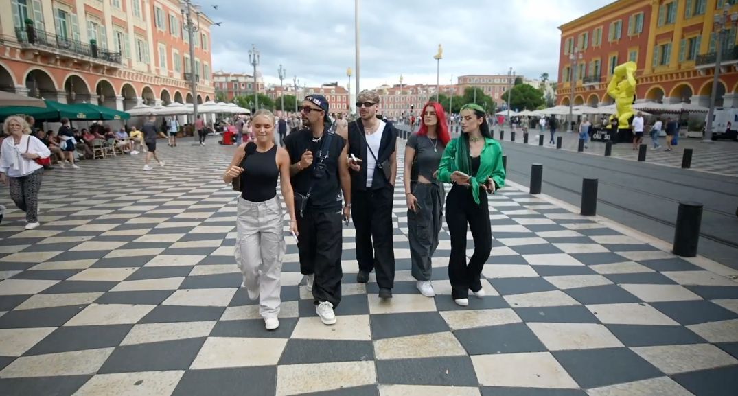 On-Location in Südfrankreich: Eine Gruppe von Creators bewegt sich über den Place Masséna in Nizza – vorbereitet auf den nächsten Take.