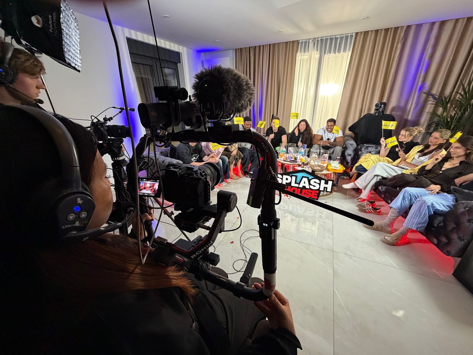 Höchste Produktionsqualität im Live-Betrieb: Die Umsetzung des Formats 'Splash House 2' zeigt das Zusammenspiel aus Kameraführung, Licht und Regie.