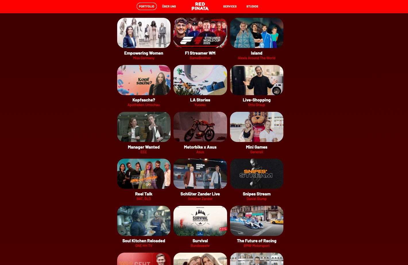 Ein Raster mit Miniaturansichten für verschiedene Videoinhalte auf einer dunkelroten Webseitenoberfläche.