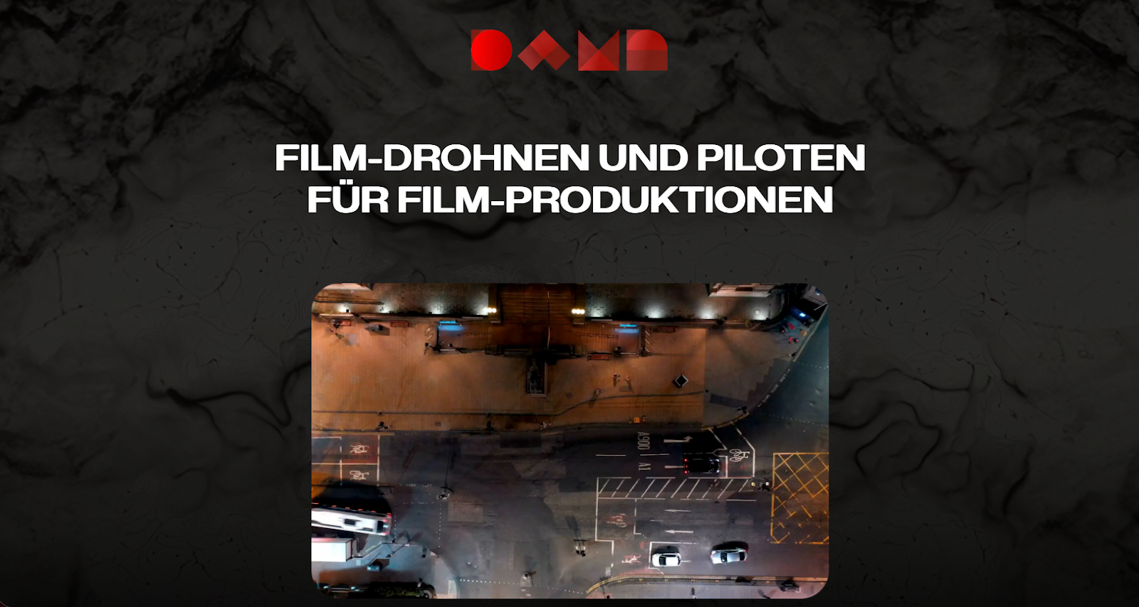 Ein dunkles Webseitenbanner, das für Drohnenfilmdienstleistungen wirbt und eine nächtliche Luftaufnahme einer Stadtstraße zeigt.