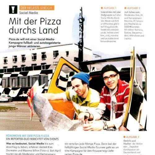 Zwei Männer studieren eine Karte neben einem gelben Lieferwagen, der vor einem modernen Gebäude mit einer markanten schwarz-weißen Fassade geparkt ist.