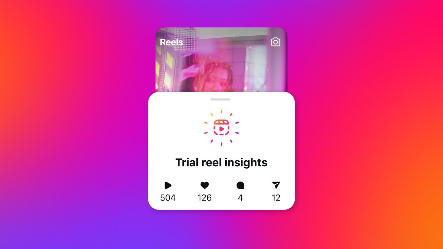 Die Benutzeroberfläche von Instagram Reels zeigt ein Video mit einem Overlay-Hinweis zu „Test-Reel-Einblicken“ und darunter stehenden Engagement-Metriken.