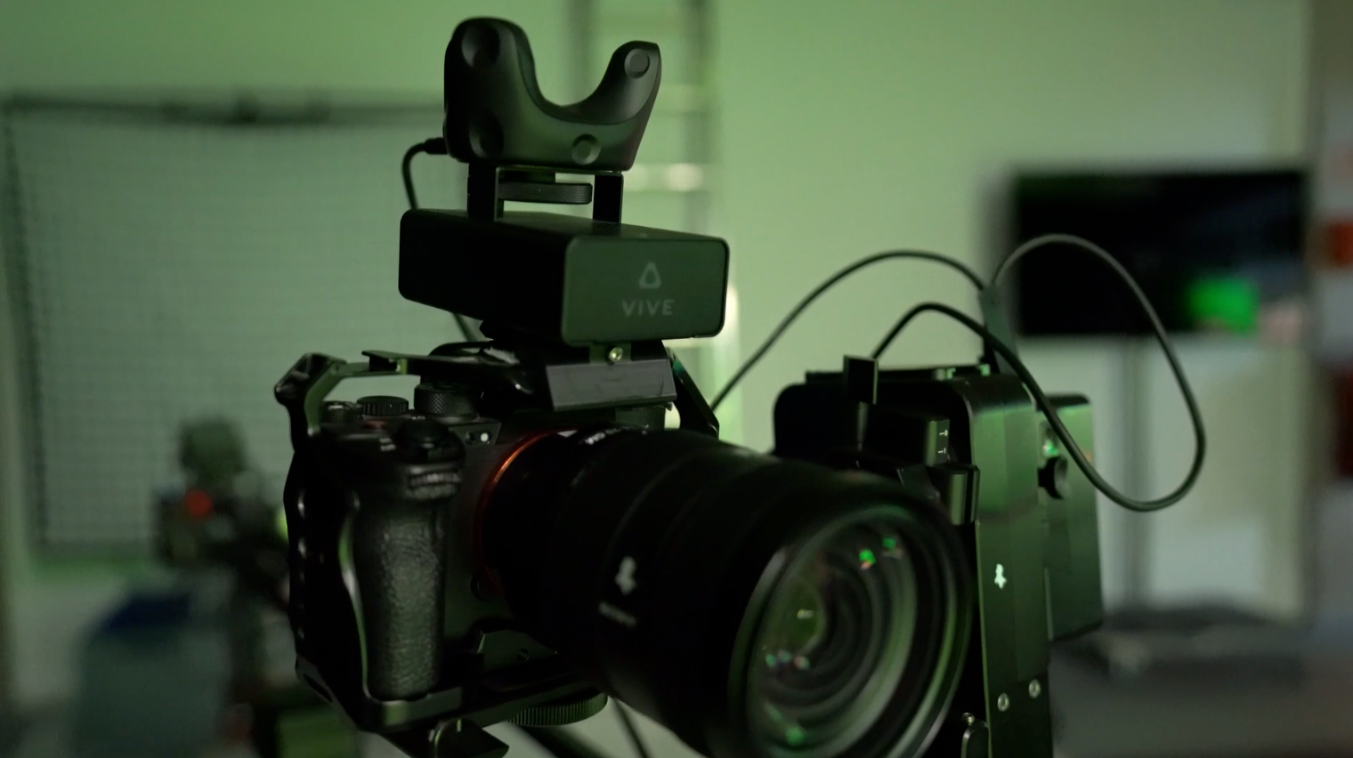 Eine Kamera, die mit einem Vive Virtual-Reality-Tracker in einer Innenraumumgebung ausgestattet ist.