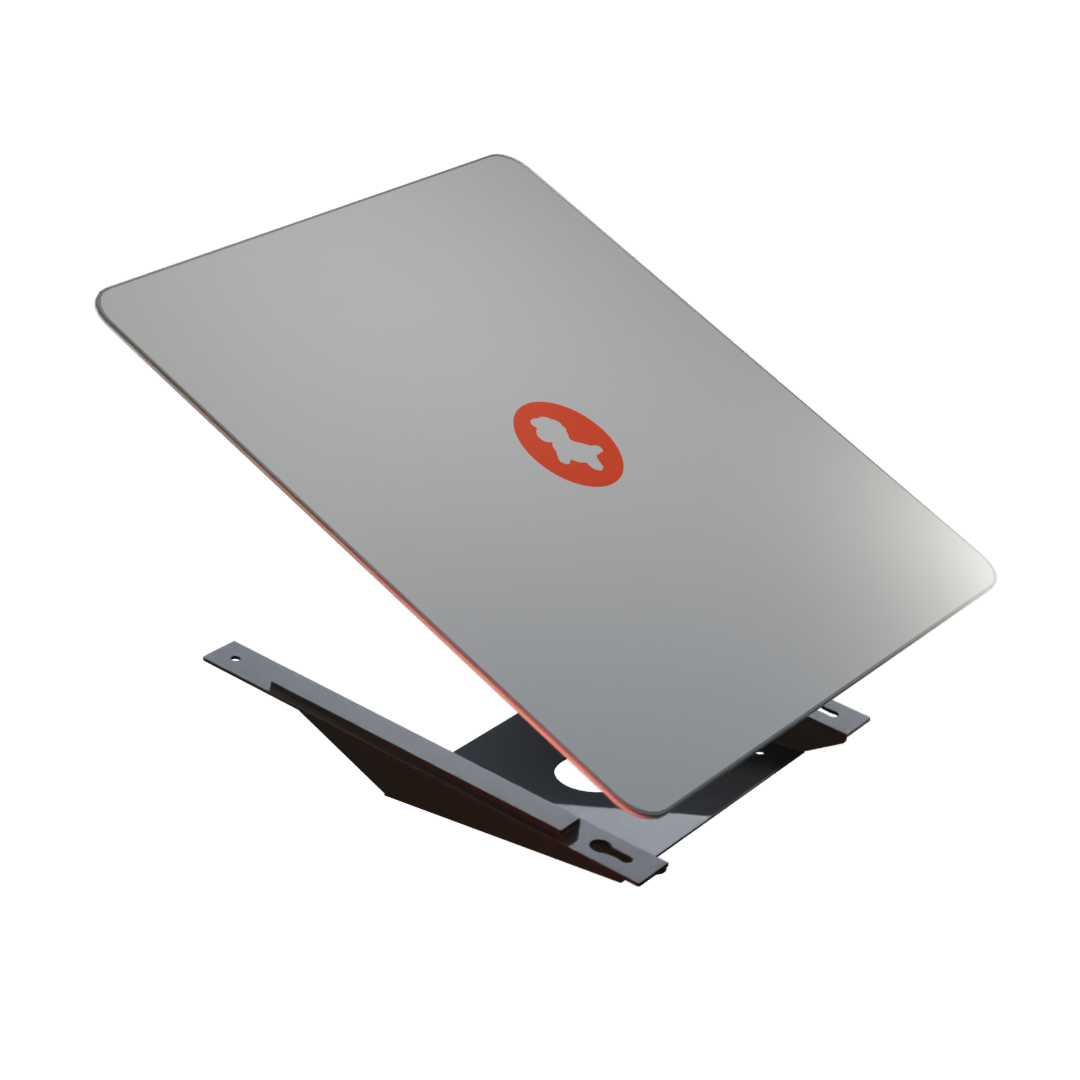 Ein Laptop, montiert auf einem metallischen, kantigen Ständer, mit einem kreisförmigen orangefarbenen Logo auf dem Deckel vor weißem Hintergrund.