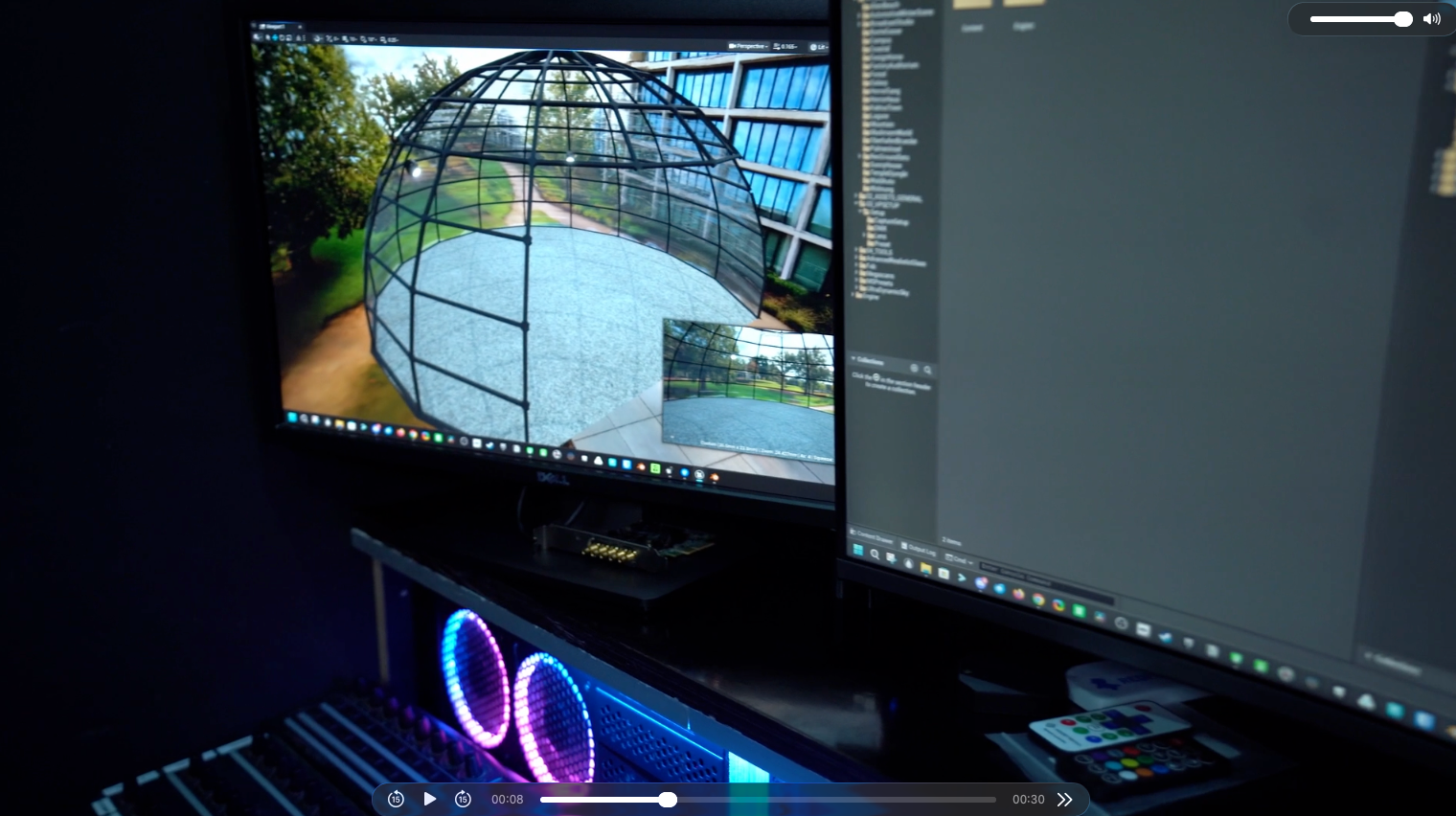 Zwei Computermonitore auf einem Schreibtisch, einer zeigt eine Drahtgittermodell-Kuppel über einer Landschaft, der andere einen Dateibrowser.