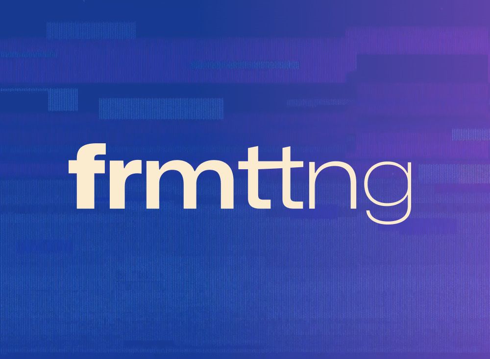 Das Wort „frmttng“ in weißer, serifenloser Schrift, zentriert vor einem dunkelblauen Farbverlaufshintergrund mit vertikalen Linien.