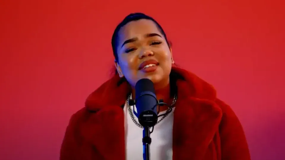 Zoe Wees live on stage