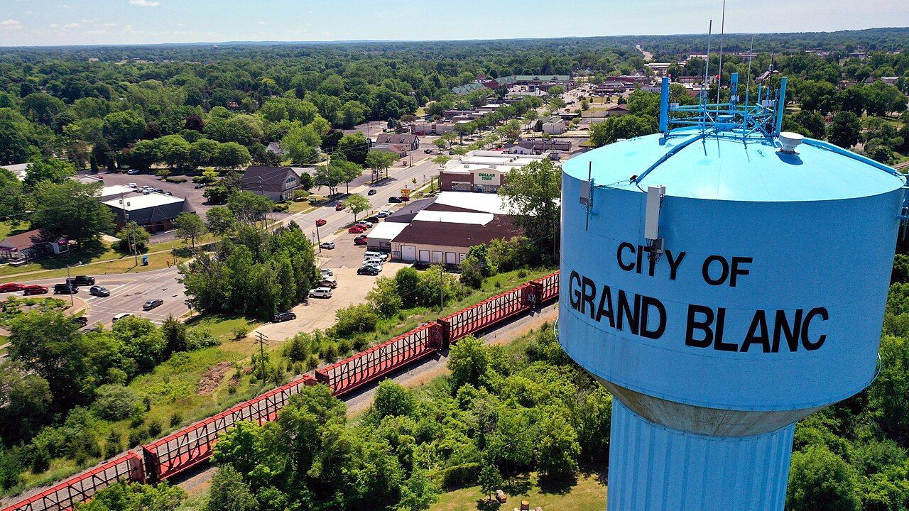Lrgjr72, CC BY-SA 4.0 via Wikimedia Commons Grand Blanc Water Tower