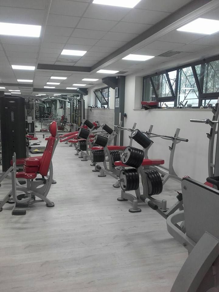 Una grande palestra con molte attrezzature per l'esercizio fisico