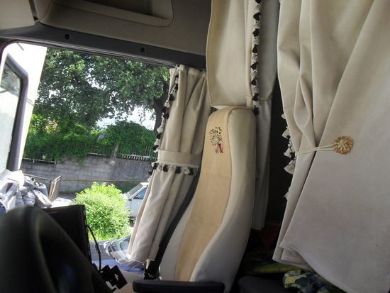 Un sedile di un camion con la scritta RCR sopra