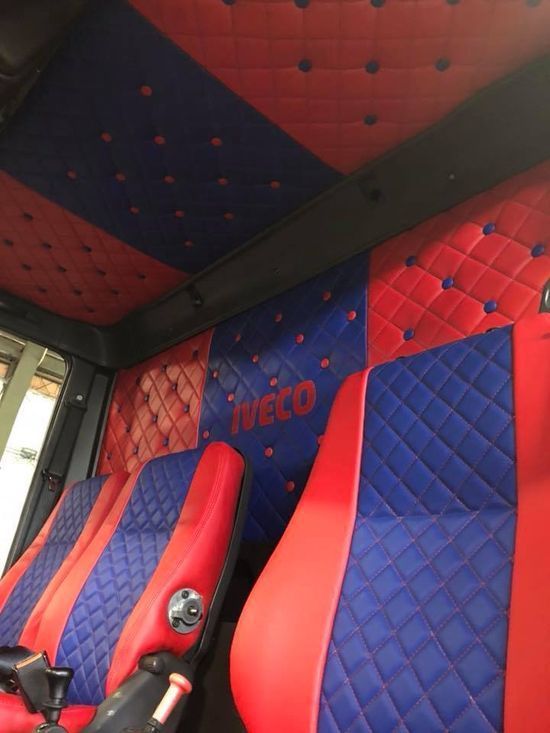 L'interno di un camion Iveco rosso e blu