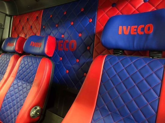 Un sedile rosso e blu con la scritta Iveco sopra